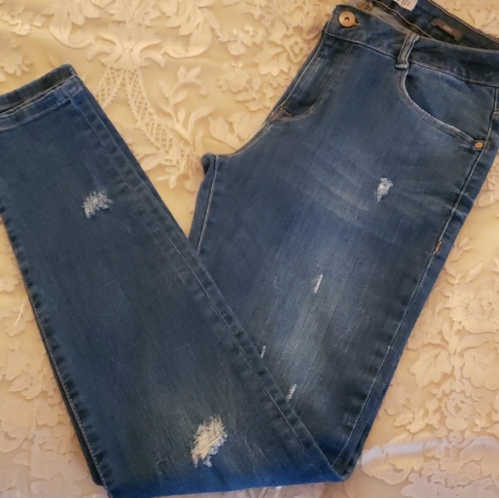 🌻ZARA, Distressed Ladies Skinny Jeans, Size 10.